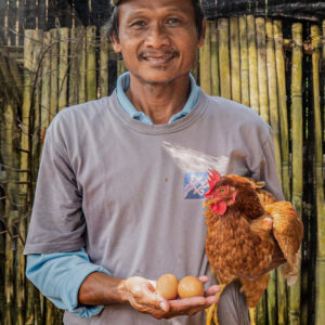 Gardener with happy hen at Yabbiekayu